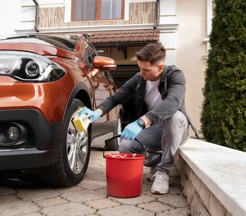 Lavage auto à domicile Jazeneuil : professionnel intervenant sur un véhicule